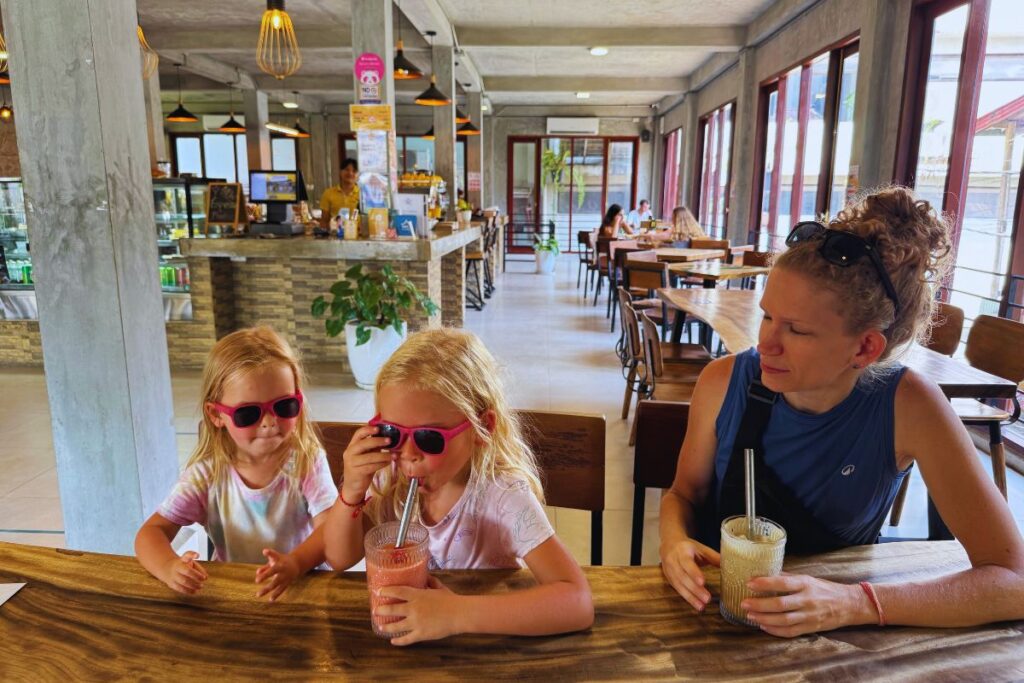 3 people with drinks in a cafe
