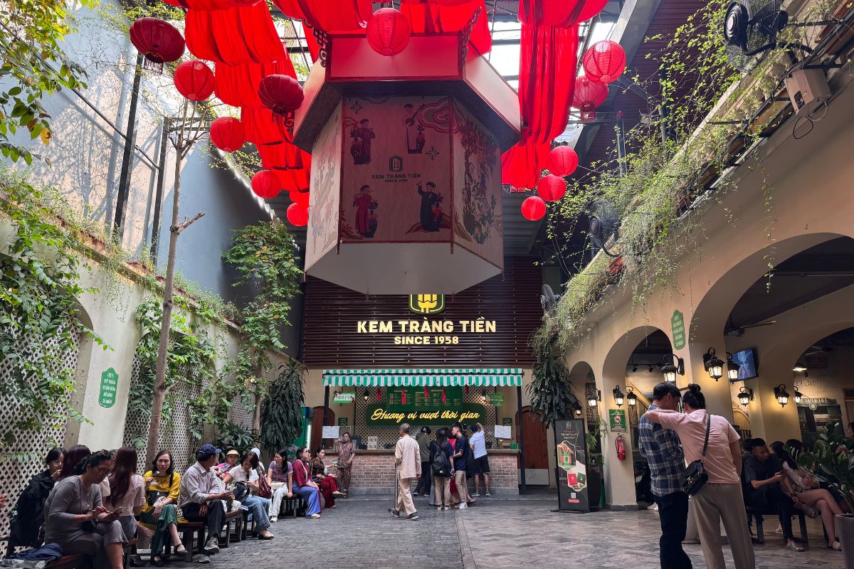 Kem Trang area where people are sitting down eating ice cream